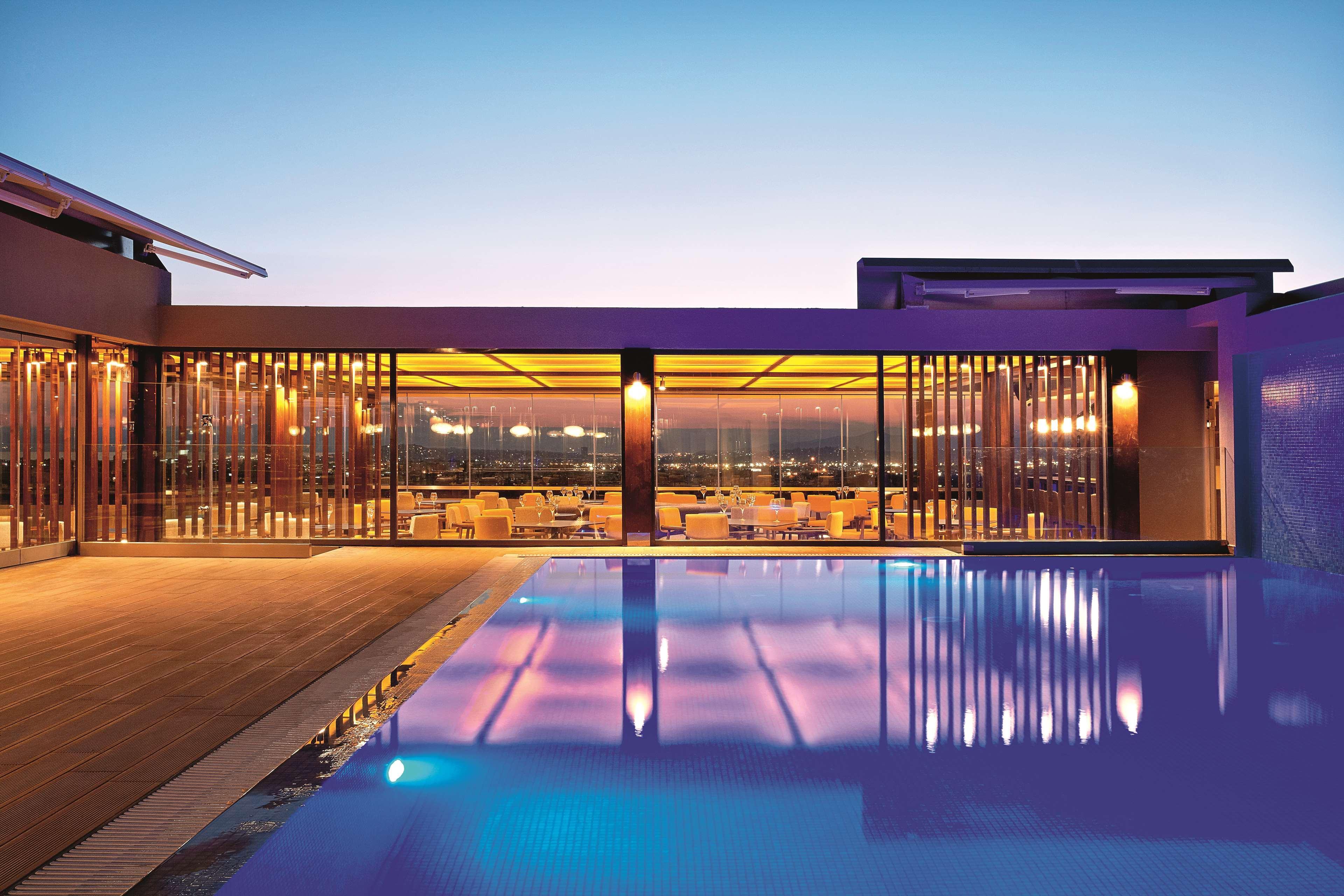 فندق ويندهام جراند أثينا المظهر الخارجي الصورة The pool at the hotel