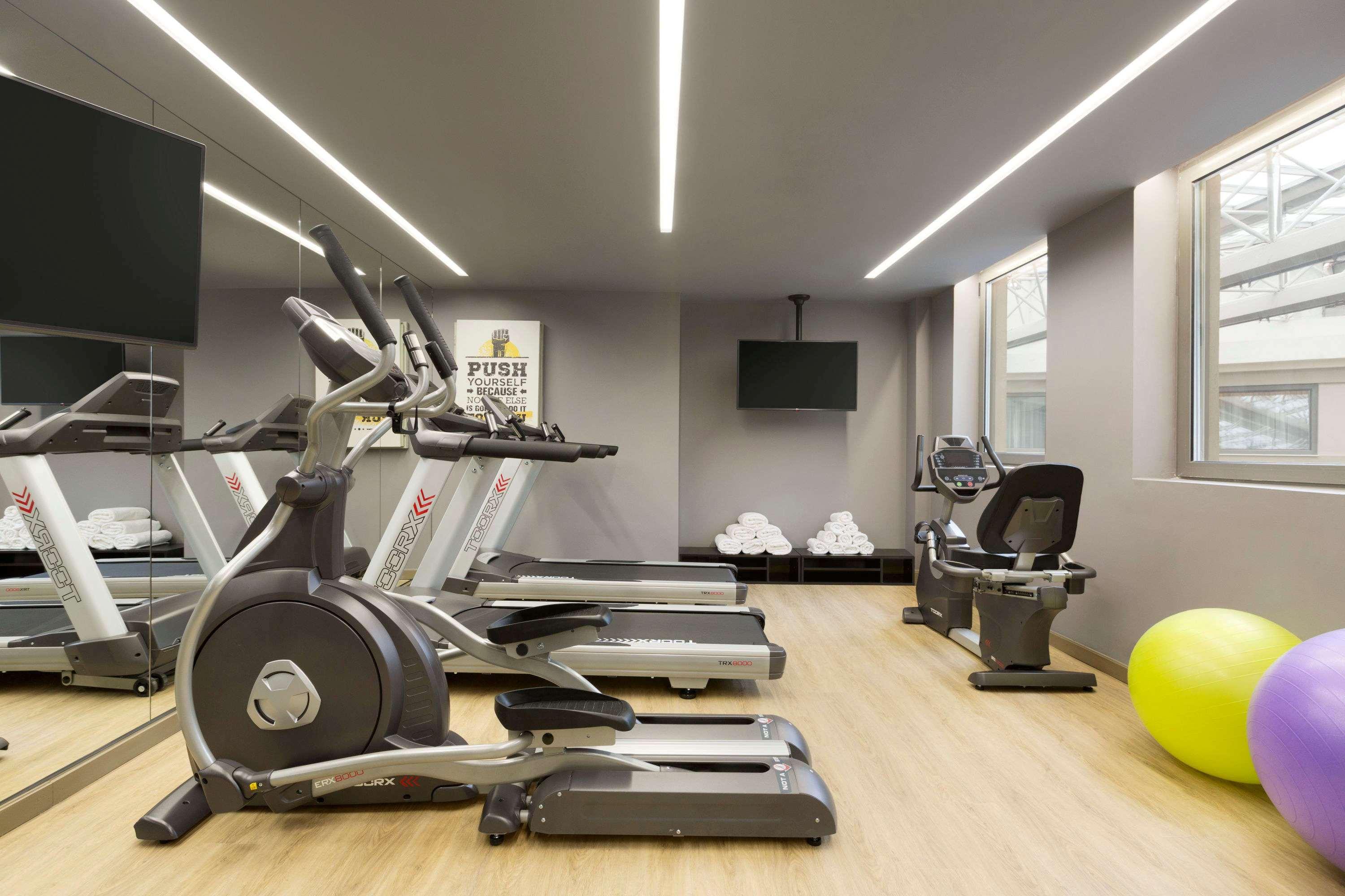 فندق ويندهام جراند أثينا المظهر الخارجي الصورة The gym at the hotel